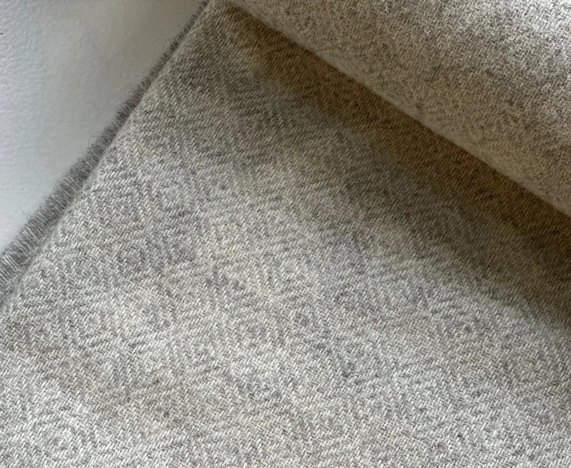 100% Lambswool Diamond Throw Light Grey